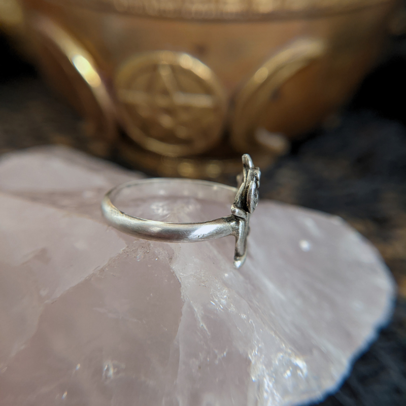 side view of a Sterling Silver Pentacle Ring with Leaves sitting on a rose quartz 